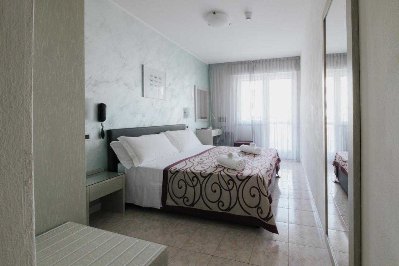 Hotel Gloria Lignano Sabbiadoro Esterno foto