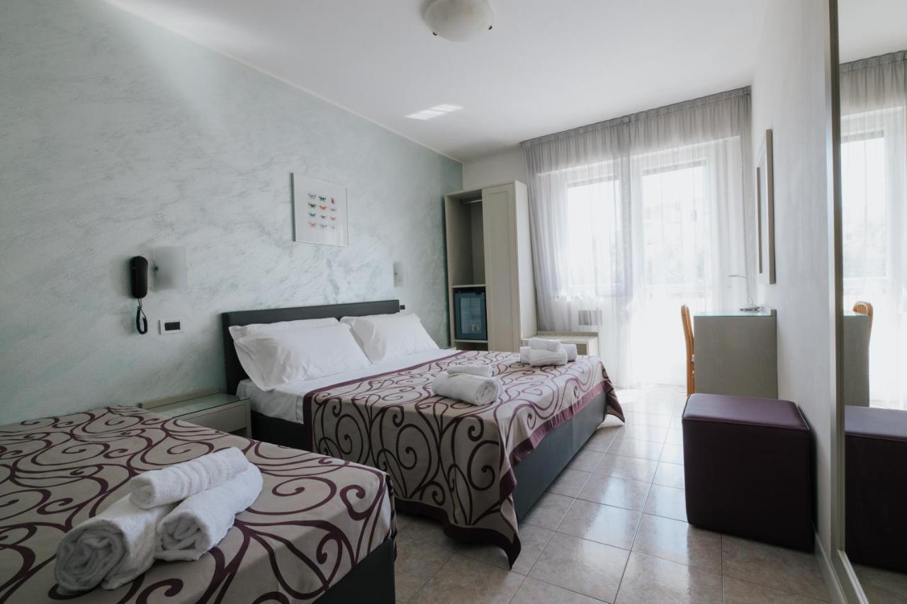Hotel Gloria Lignano Sabbiadoro Esterno foto