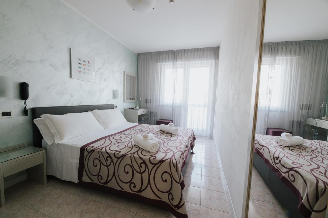 Hotel Gloria Lignano Sabbiadoro Esterno foto