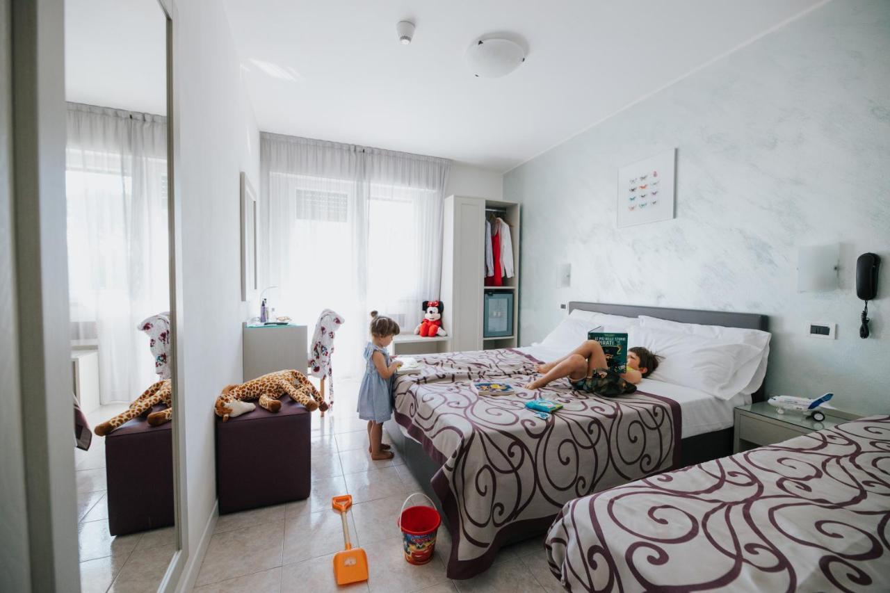 Hotel Gloria Lignano Sabbiadoro Esterno foto