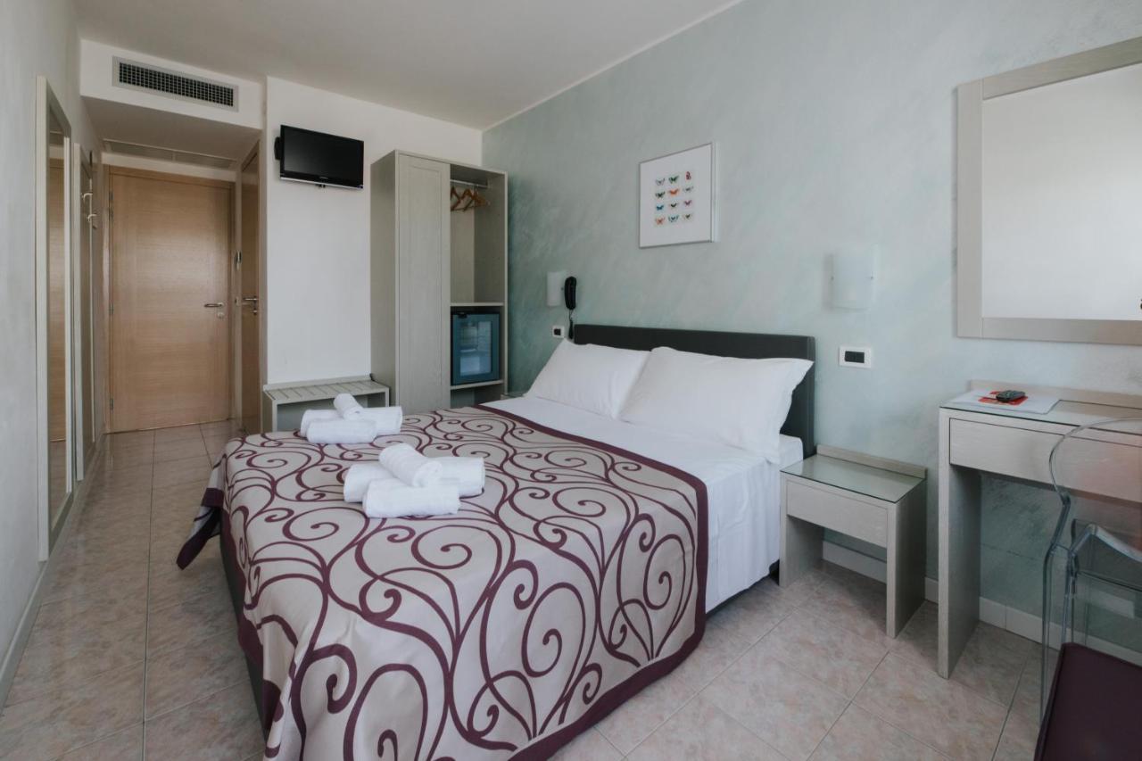 Hotel Gloria Lignano Sabbiadoro Esterno foto