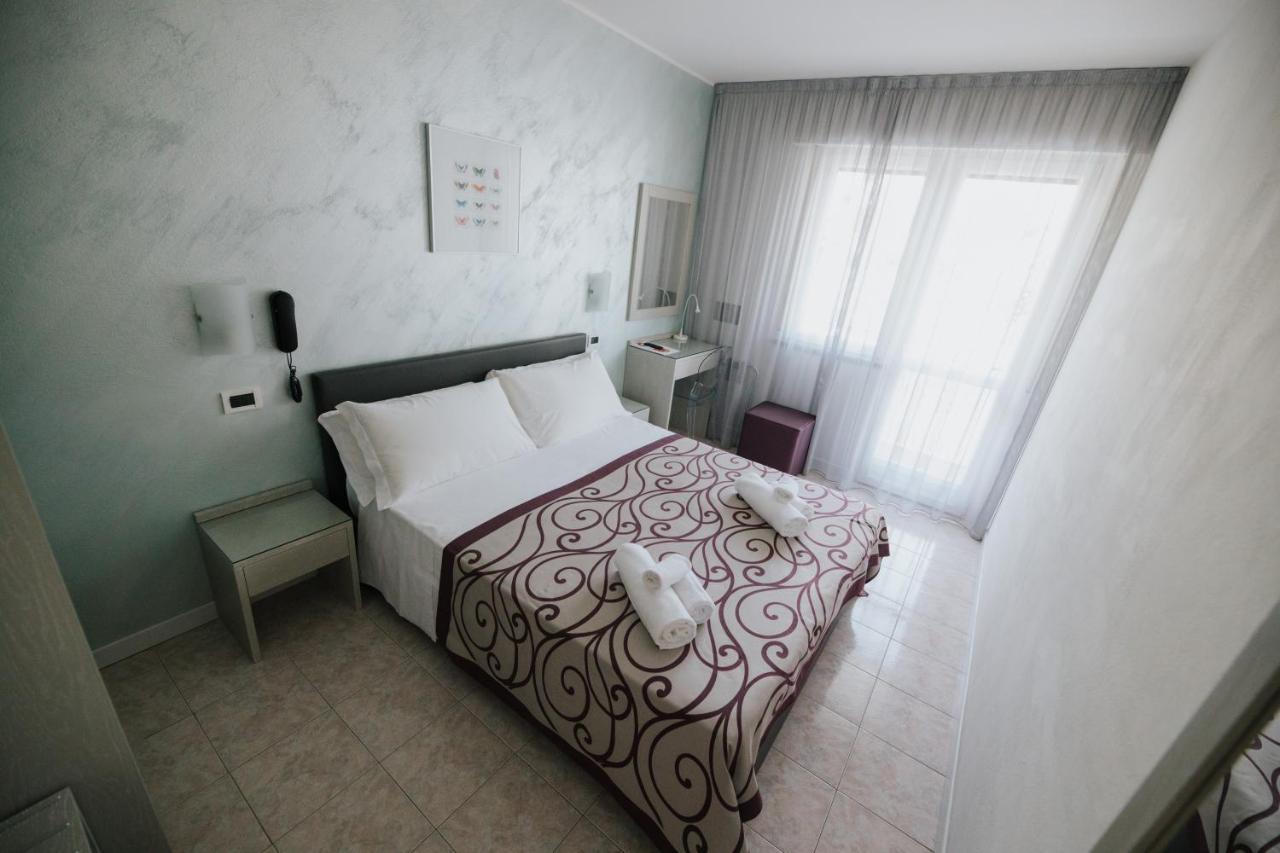 Hotel Gloria Lignano Sabbiadoro Esterno foto