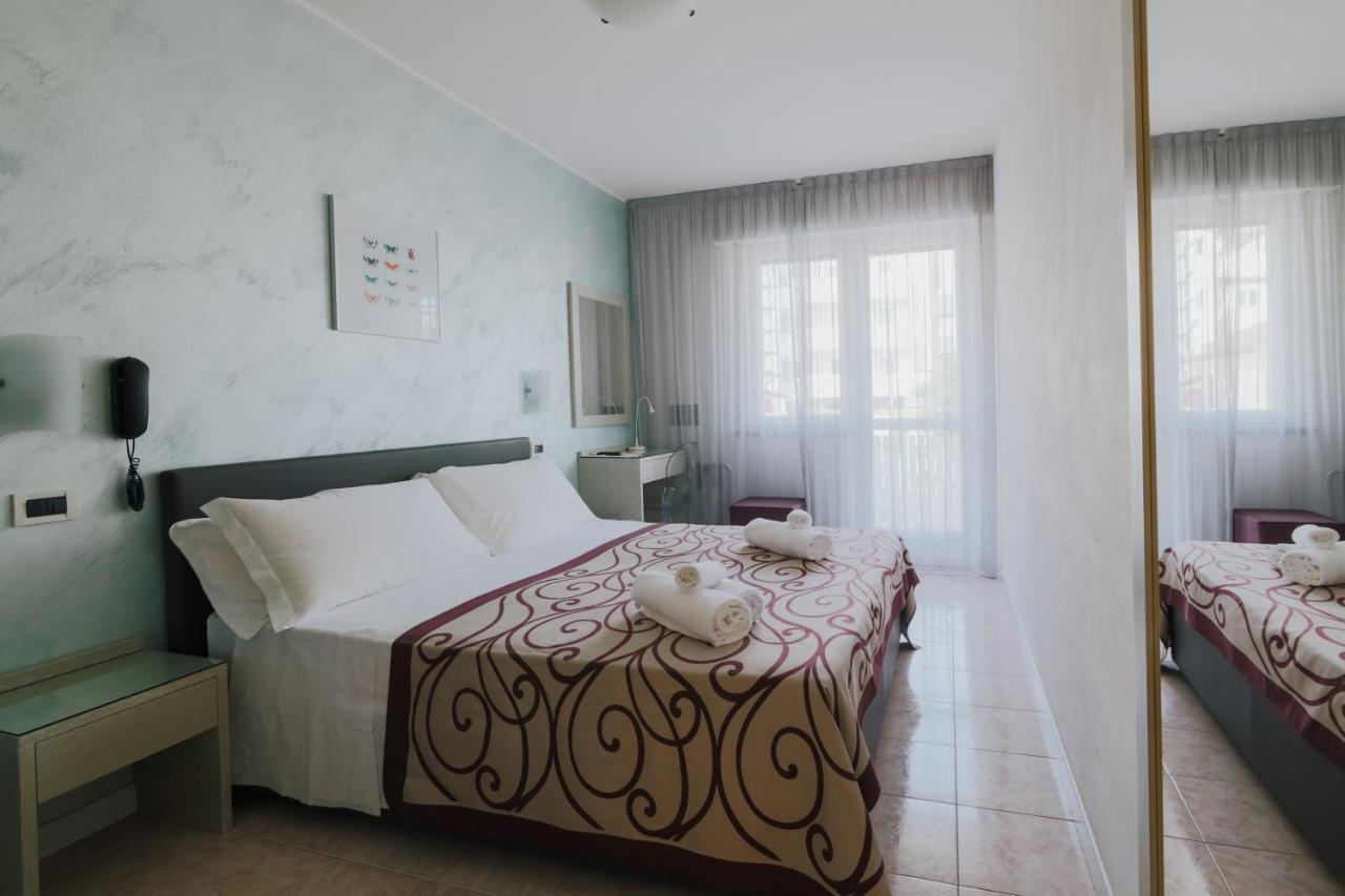 Hotel Gloria Lignano Sabbiadoro Esterno foto
