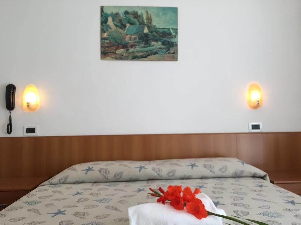 Hotel Gloria Lignano Sabbiadoro Esterno foto