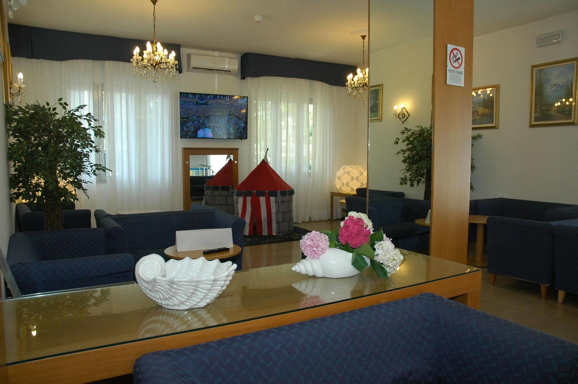Hotel Gloria Lignano Sabbiadoro Esterno foto
