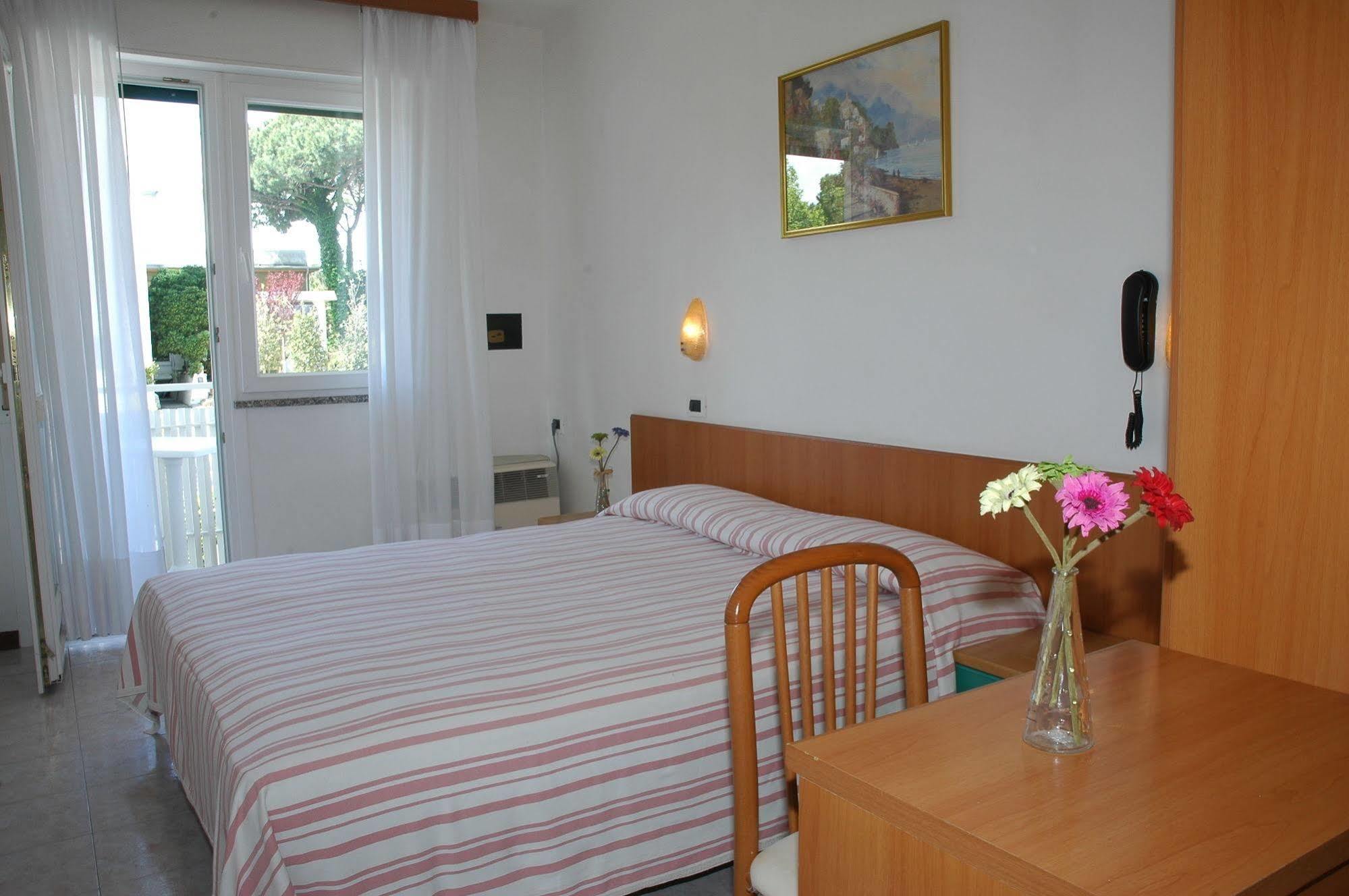Hotel Gloria Lignano Sabbiadoro Esterno foto
