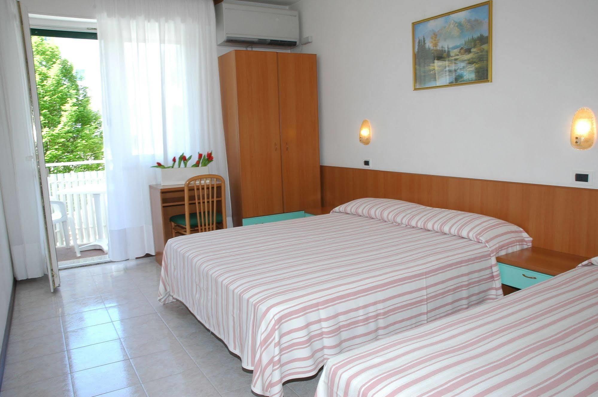 Hotel Gloria Lignano Sabbiadoro Esterno foto