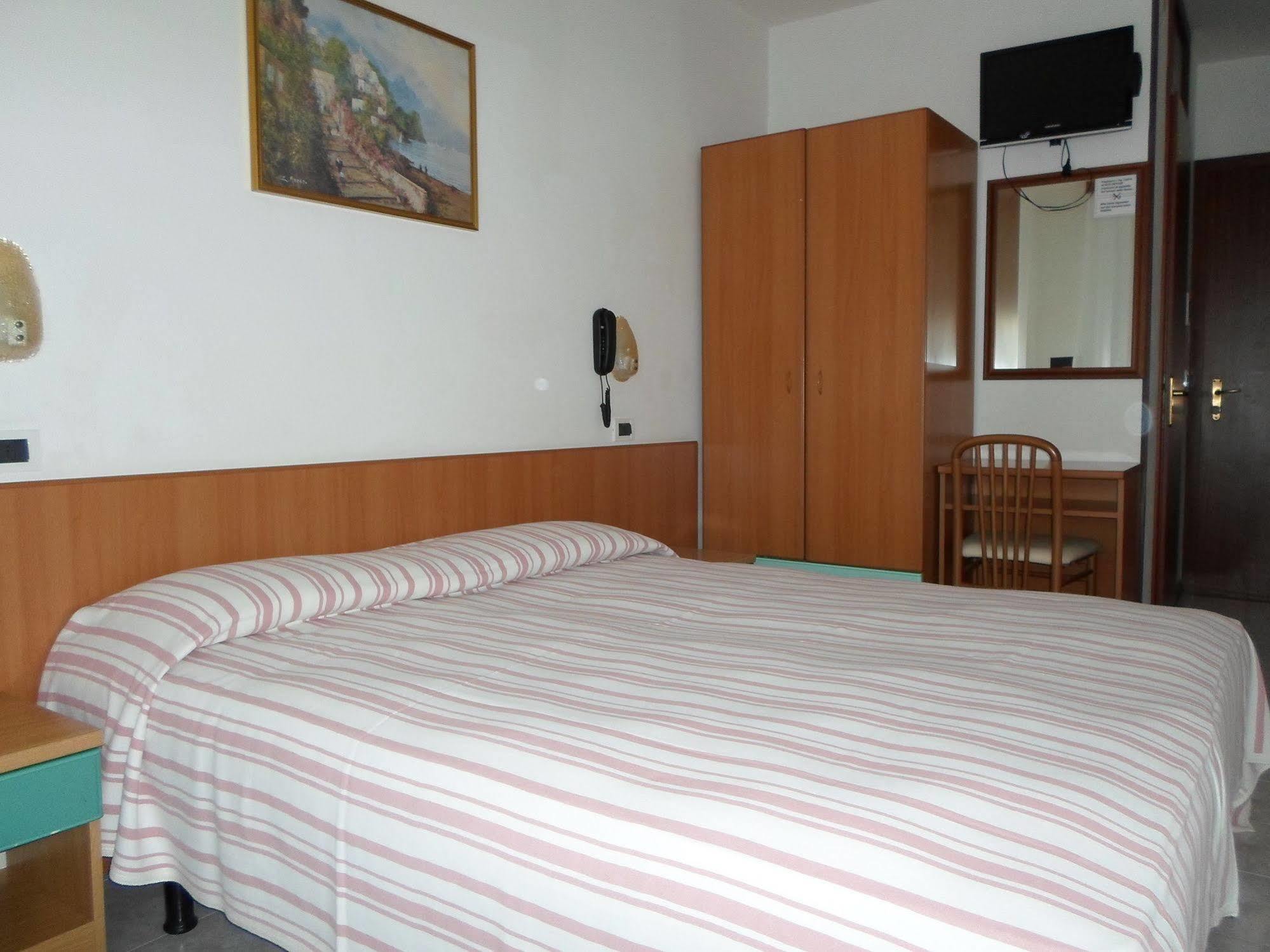 Hotel Gloria Lignano Sabbiadoro Esterno foto