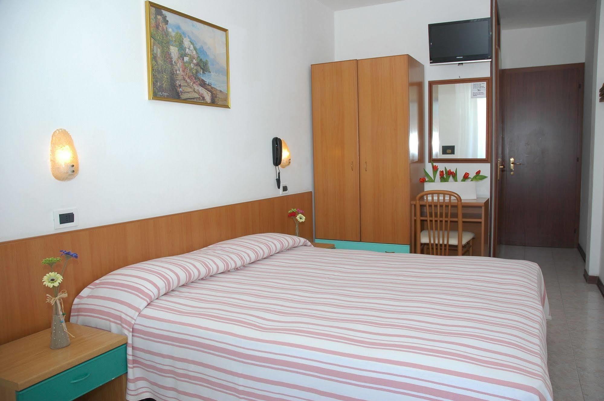 Hotel Gloria Lignano Sabbiadoro Esterno foto