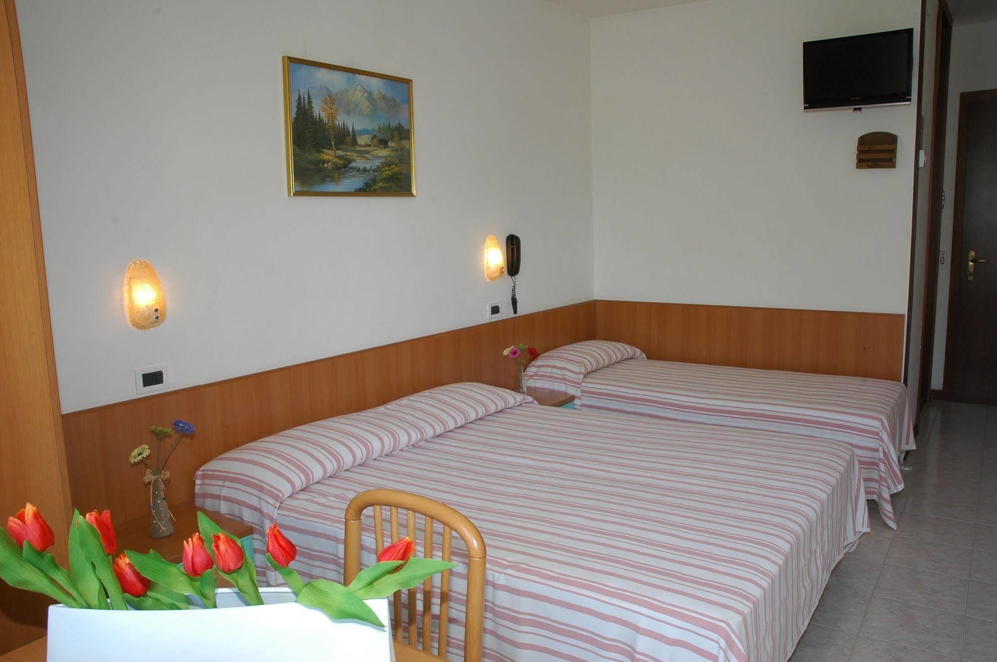 Hotel Gloria Lignano Sabbiadoro Esterno foto
