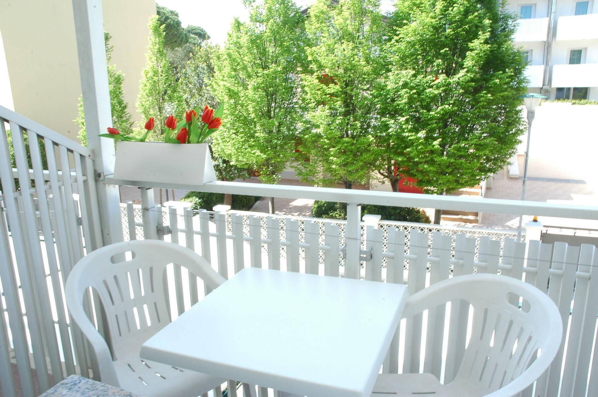 Hotel Gloria Lignano Sabbiadoro Esterno foto