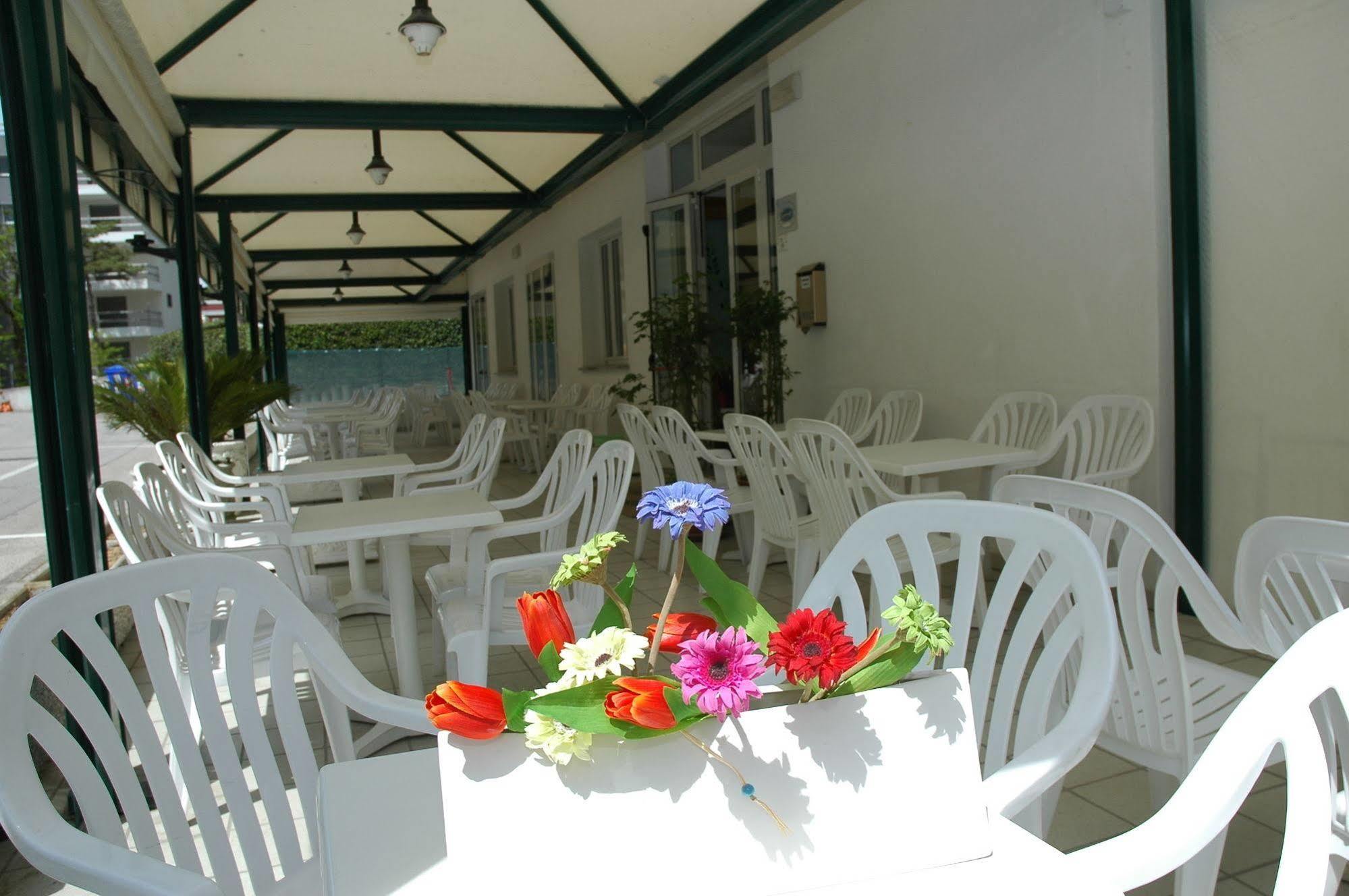 Hotel Gloria Lignano Sabbiadoro Esterno foto