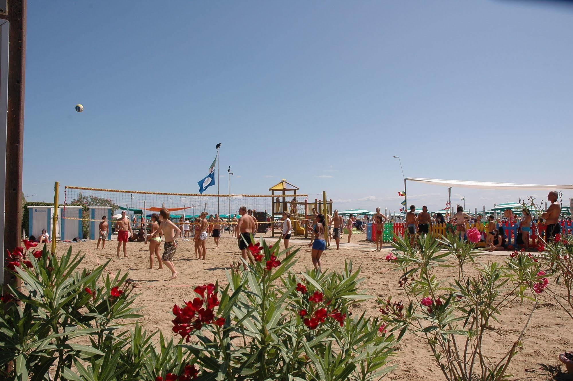Hotel Gloria Lignano Sabbiadoro Esterno foto