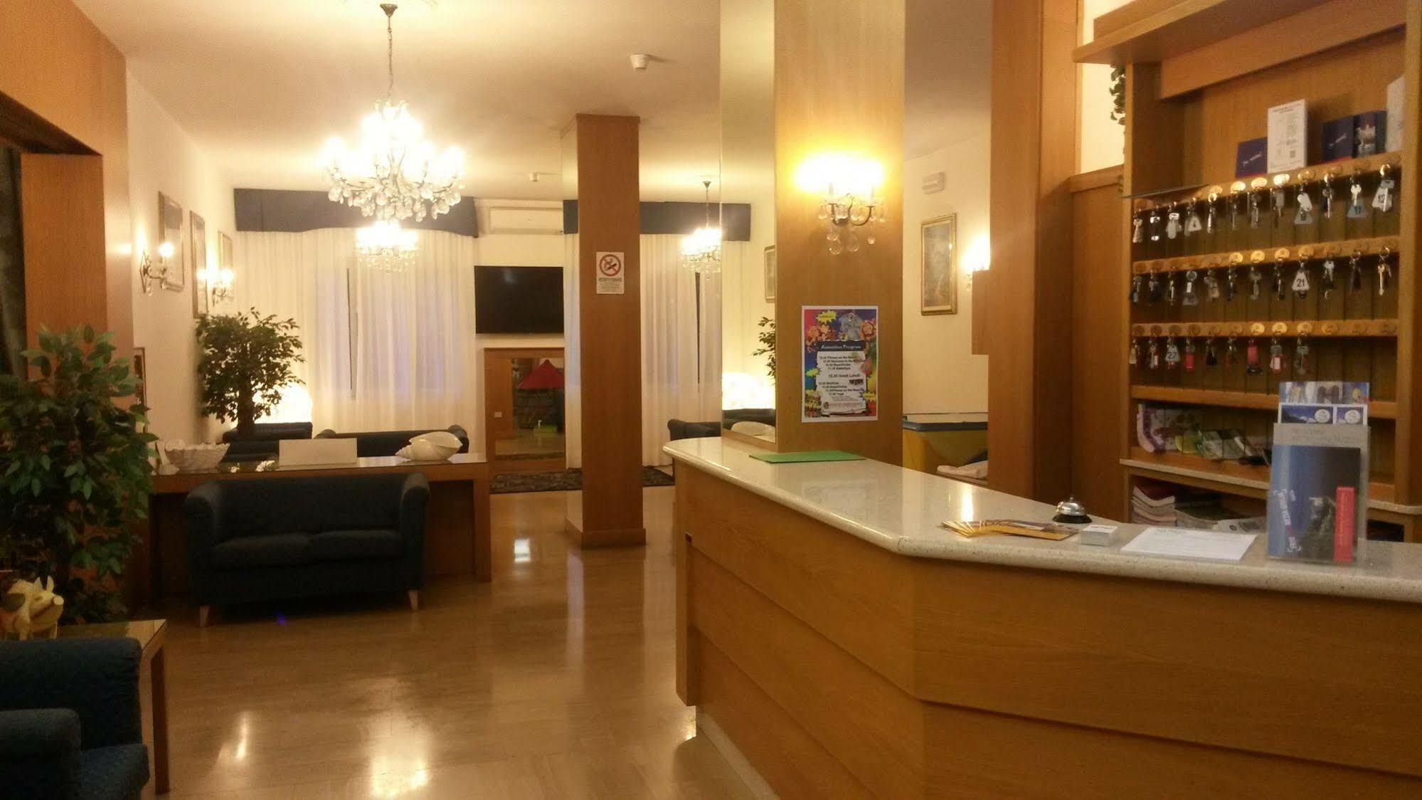 Hotel Gloria Lignano Sabbiadoro Esterno foto